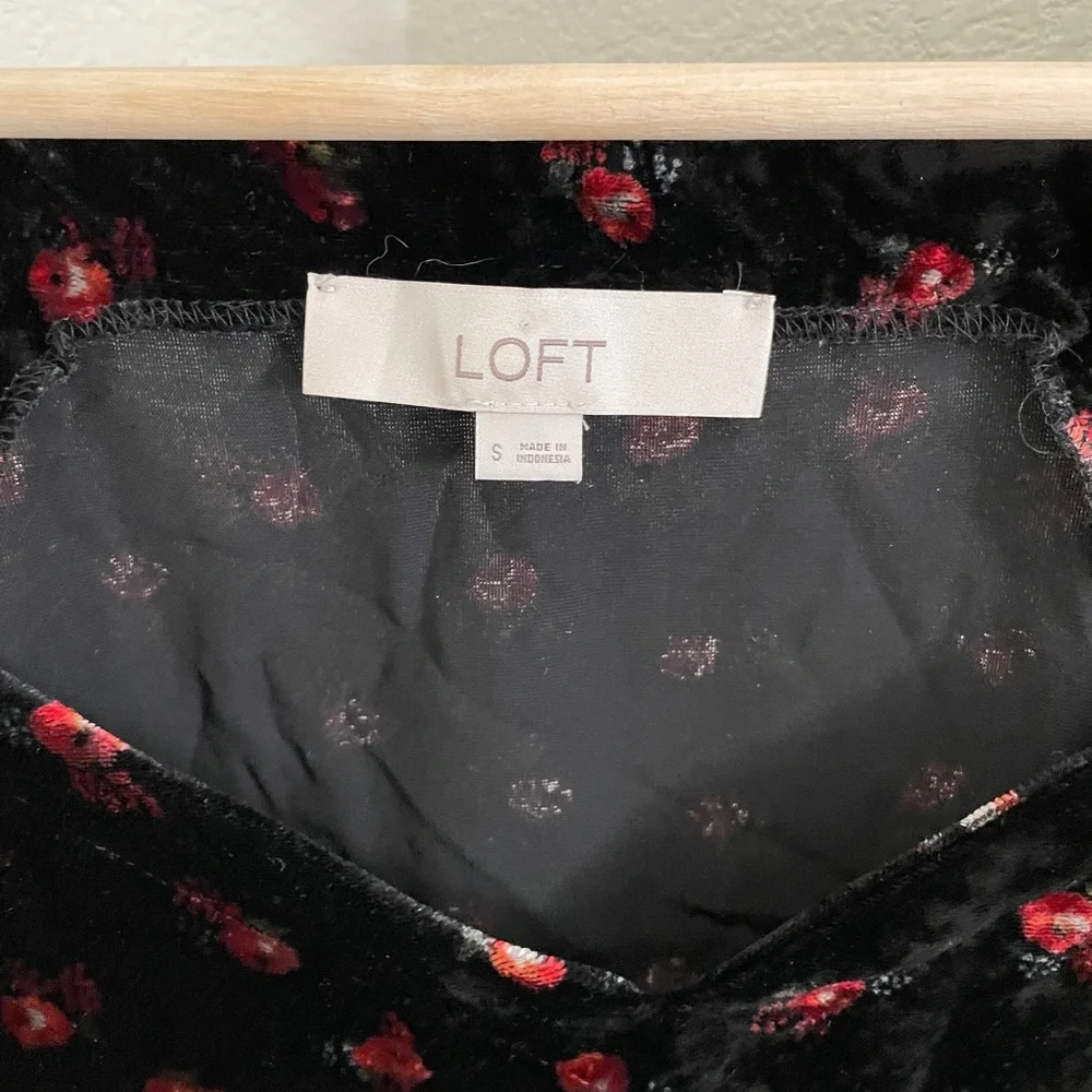 LOFT Floral Velvet Puff Sleeve Top Black size S